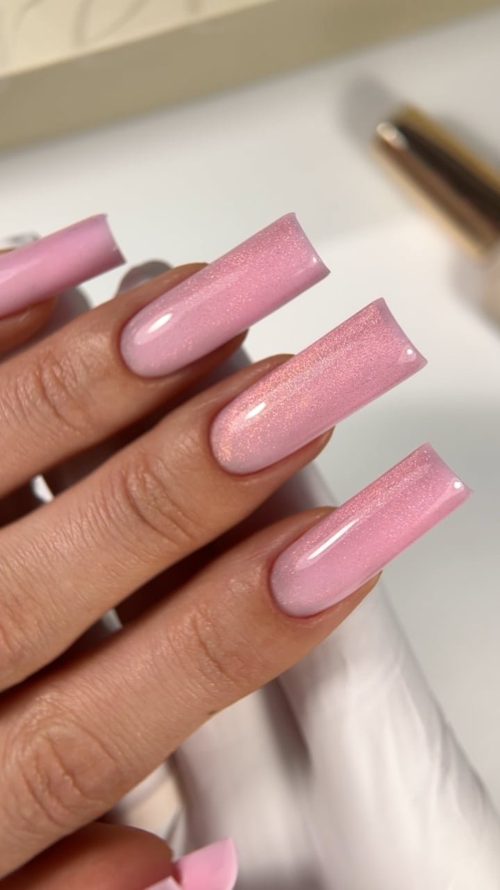 Rose – katės akies efekto gelinio lako topas su rožinėmis dalelėmis